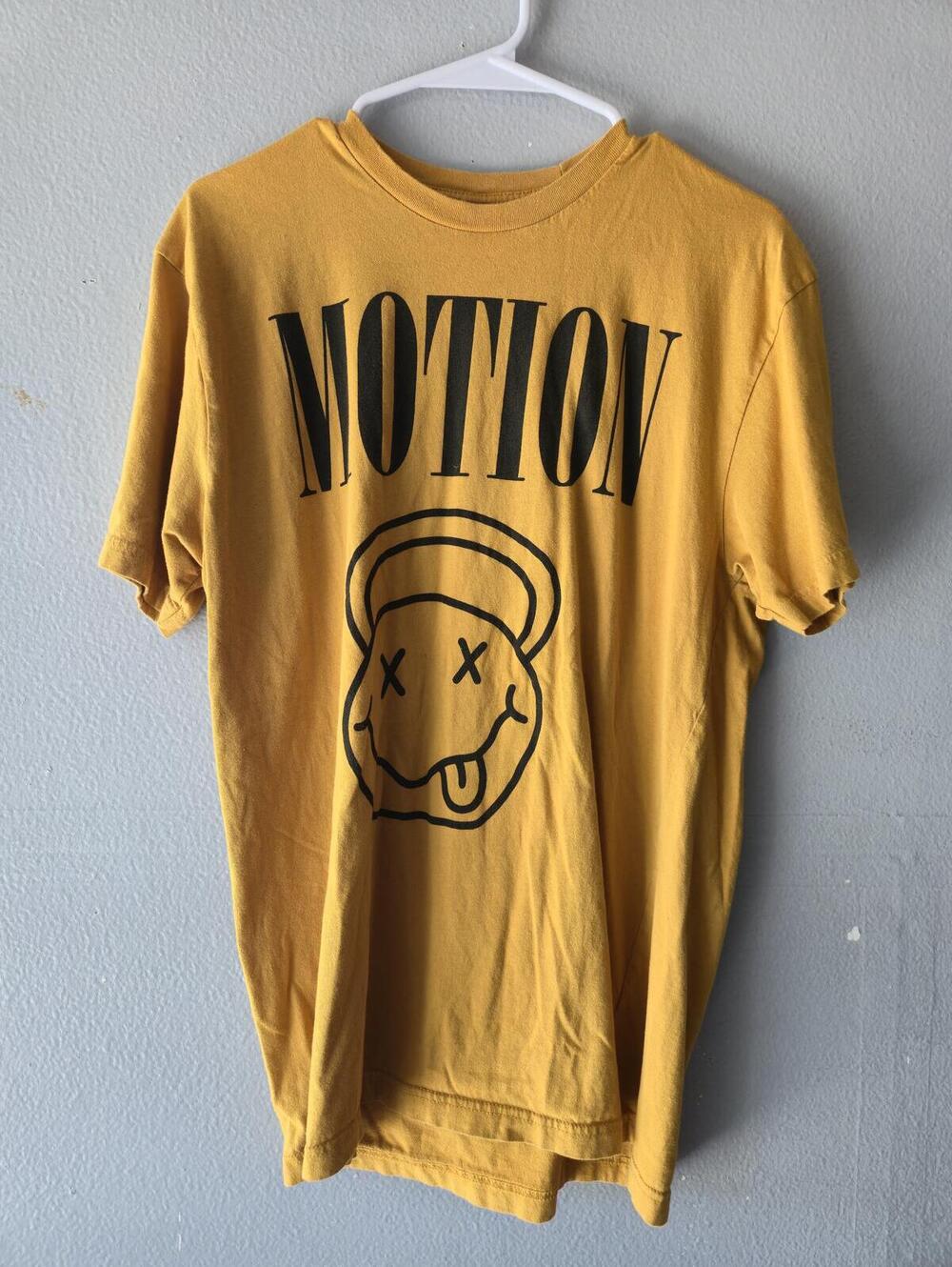 Motion Smiley Face Grunge Style Yellow Orangie Graphic Mens T-Shirt SIZE LARGE